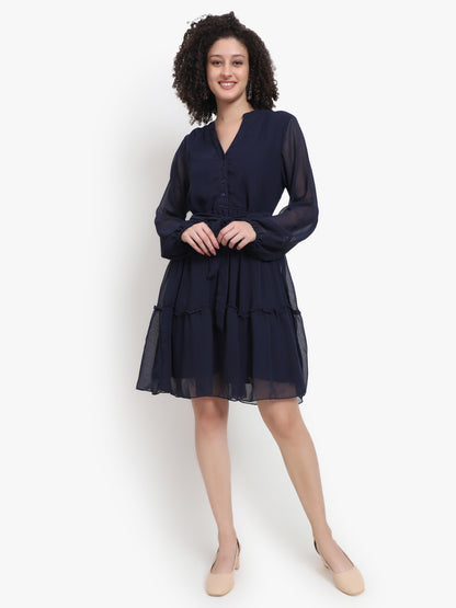 Robe courte en georgette boutonnée sur le devant 