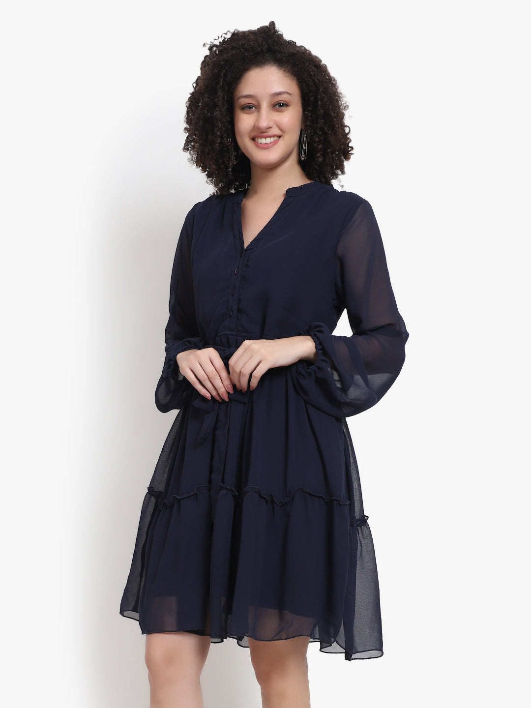 Robe courte en georgette boutonnée sur le devant 