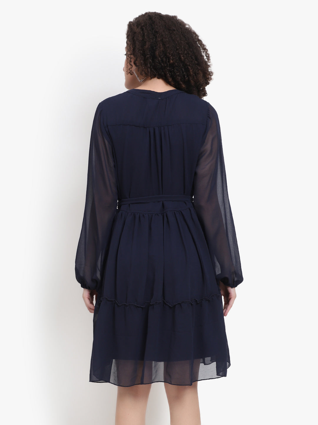 Robe courte en georgette boutonnée sur le devant 