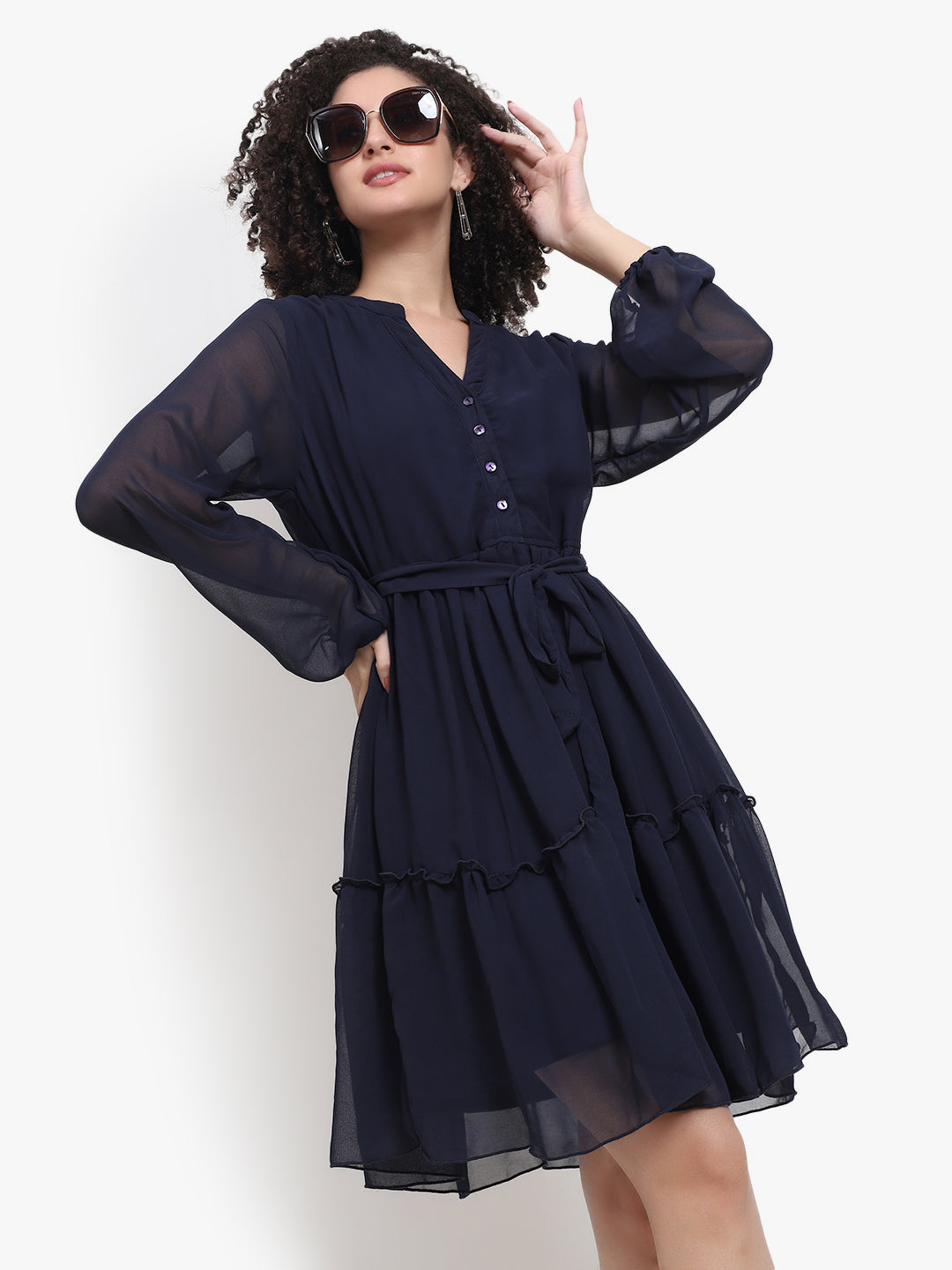 Robe courte en georgette boutonnée sur le devant 