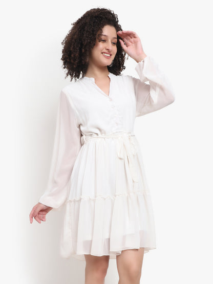 Robe courte en georgette boutonnée sur le devant 