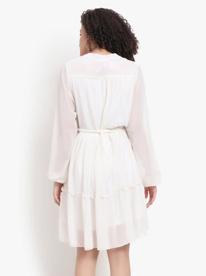 Robe courte en georgette boutonnée sur le devant 